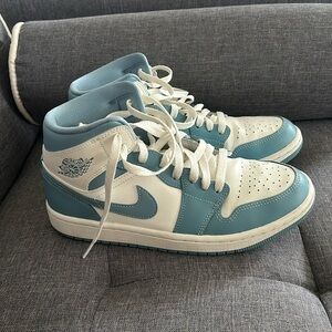 Jordan’s size 9 worn once blue color way